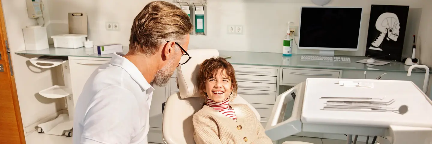 Patientin lächelt Zahnarzt an
