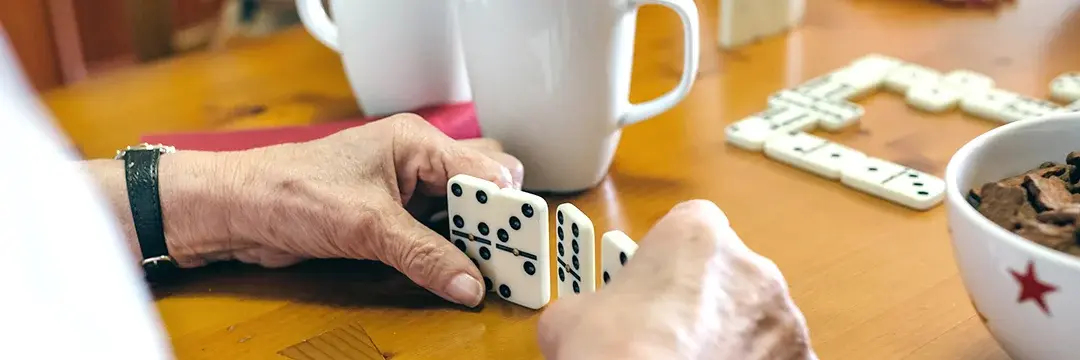 Zwei ältere Damen spielen Domino