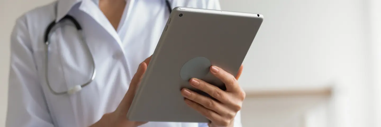 Ärztin hält Tablet (Symbolbild)