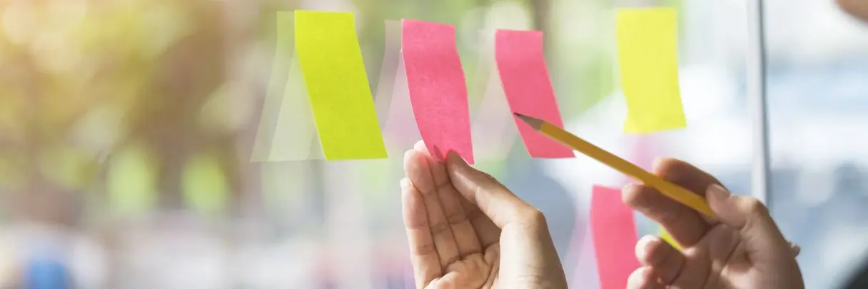 Post-Its an Glaswand: Symbol für innovative Projekte