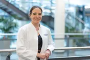 Professorin Carola Berking ist Direktorin der Hautklinik am Uniklinikum Erlangen und Zweite Vorsitzende der Arbeitsgemeinschaft Dermatologische Onkologie (ADO) innerhalb der Deutschen Krebsgesellschaft.