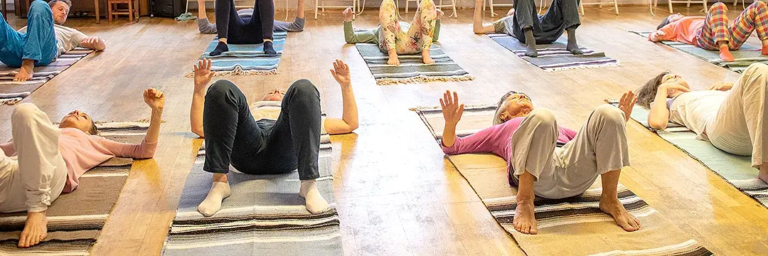 Senioren liegen auf Boden bei Feldenkrais-Workshop