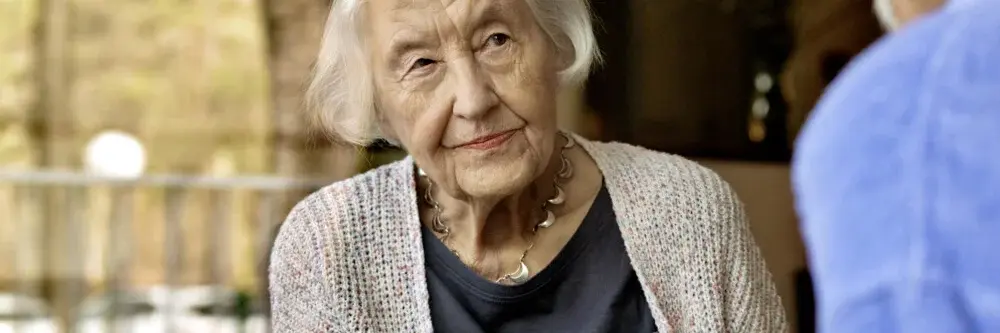 Altenpfleger betreut ältere Dame (Symbolbild)