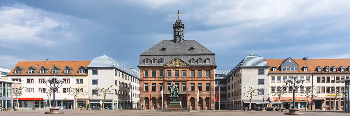 Leerer Marktplatz in Hanau mit dem Neustädter Rathaus im Hintergrund.