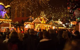 Viele Menschen besuchen den Dortmunder Weihnachtsmarkt. 