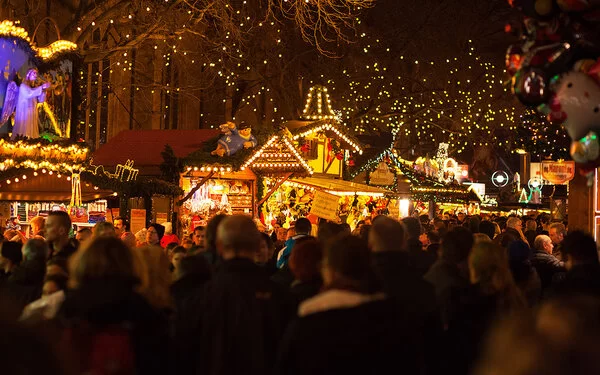 Viele Menschen besuchen den Dortmunder Weihnachtsmarkt. 