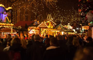 Viele Menschen besuchen den Dortmunder Weihnachtsmarkt. 