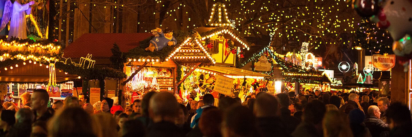 Viele Menschen besuchen den Dortmunder Weihnachtsmarkt. 