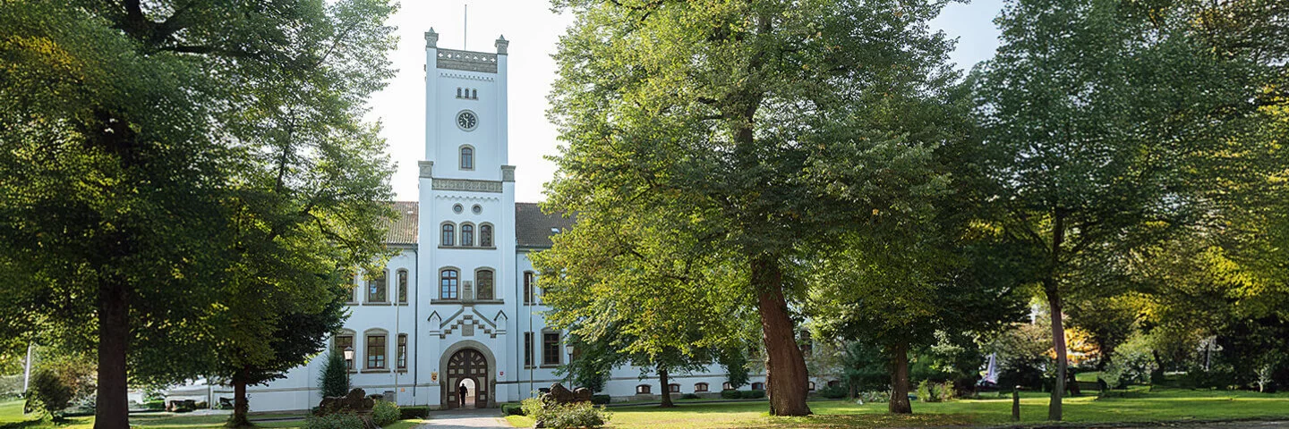 Schloss Aurich in Niedersachsen an sonnigem Sommertag.