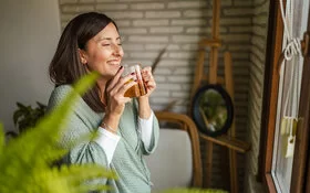 Frau trinkt natürlichen Wachmacher am Morgen. 