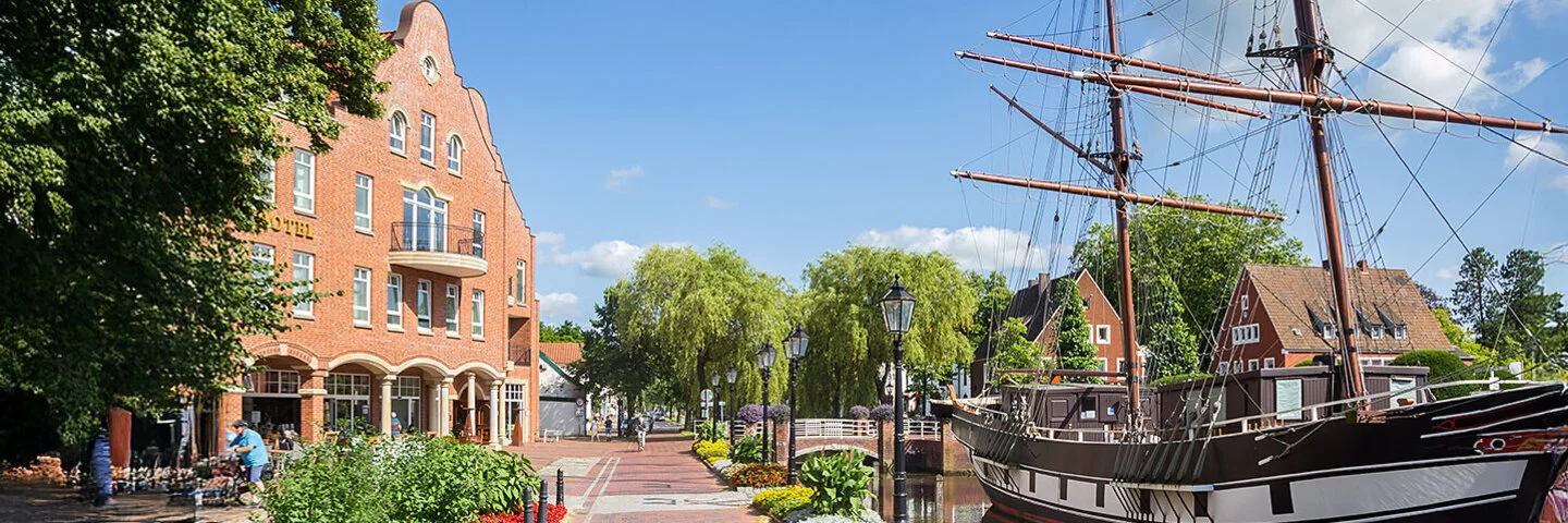 Blumen vor dem historischen Schiff in Papenburg.