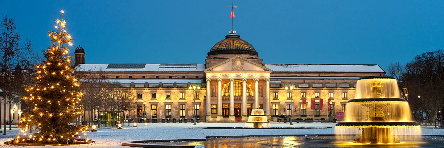 Das weihnachtliche Kurhaus Wiesbaden im Schnee in der Dämmerung