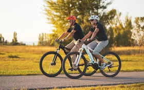 Senioren fahren mit dem E-Bike durch die Natur