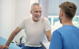 Ein Mann ist beim Arzt und spricht über seine Gesundheit bei einem Gesundheits-Check-Up.