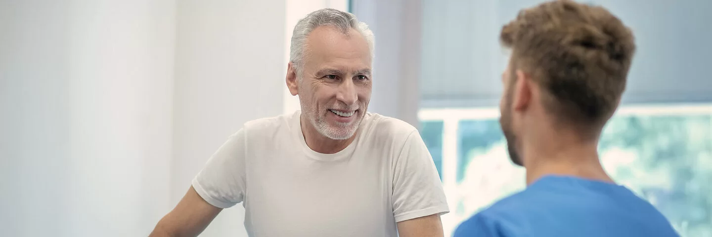Ein Mann ist beim Arzt und spricht über seine Gesundheit bei einem Gesundheits-Check-Up.