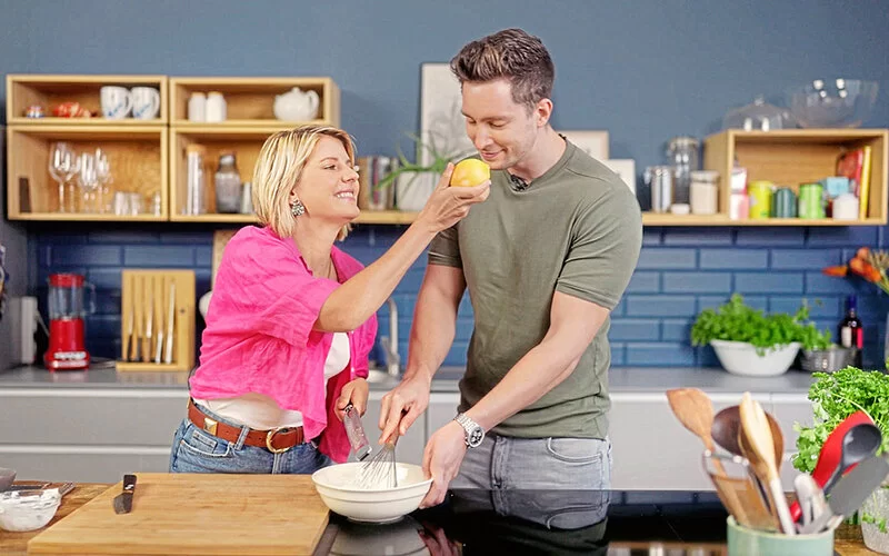 Felicitas Then und Doc Felix haben Spaß beim Kochen in einer modernen Küche.