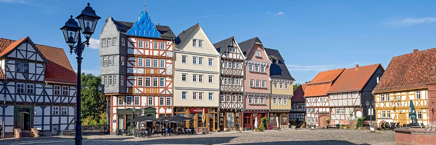 Leerer Marktplatz in Gießen mit Fachwerkhäusern.