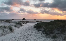 Von den Dünen aus geht der Blick über den Strand von St. Peter-Ording hinaus auf die Nordsee