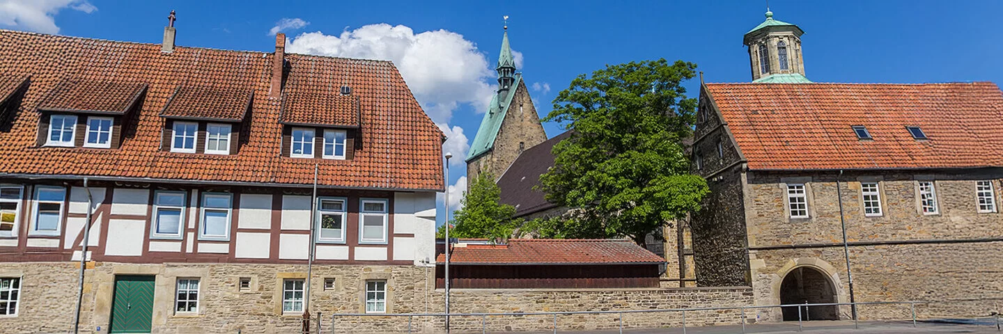 Panorama der Häuser und der Kirchturm in Stadthagen in Niedersachsen.