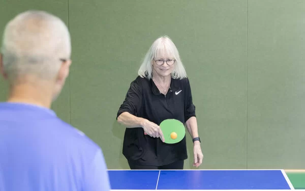 Zwei Personen spielen Tischtennis in einer Halle. Foto: Jens Lehmkühler