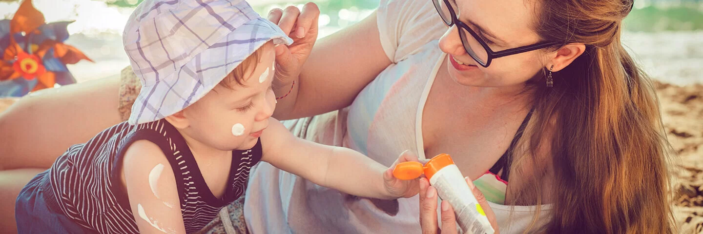 Schützende Sonnencreme für Babys und Kinder