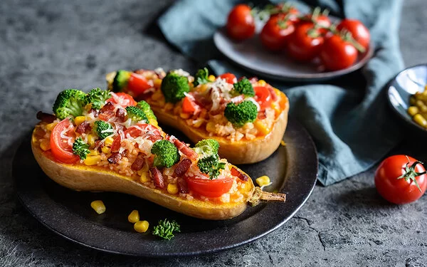 Gegarter Ofenkürbis gefüllt mit Reis, Tomate und Brokkoli.