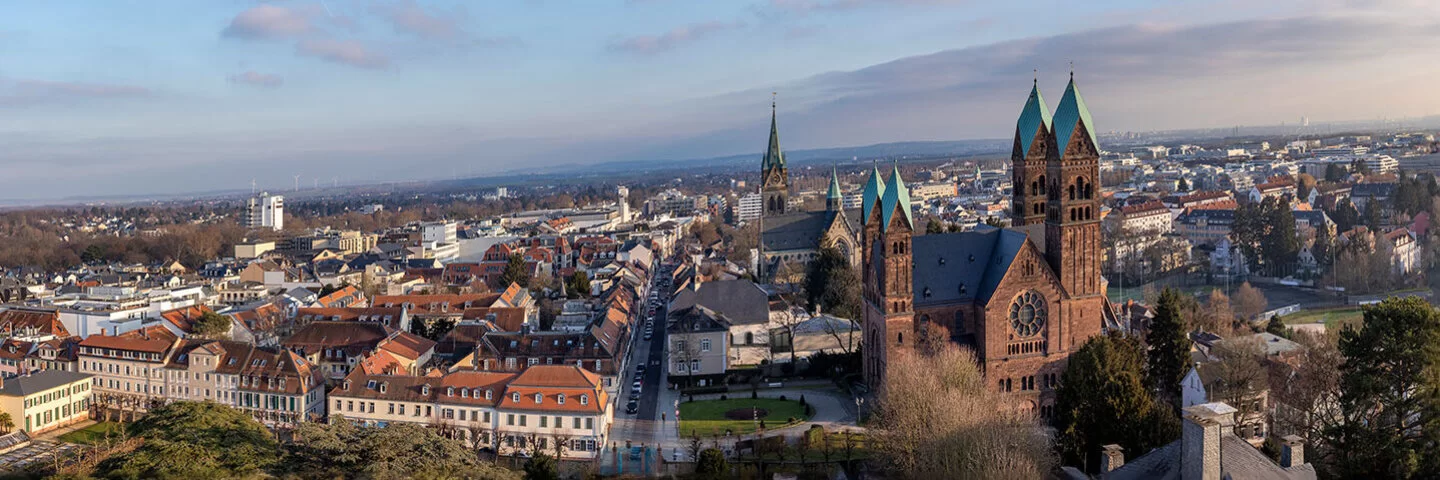 Eine Panoramaansicht der Stadt Bad Homburg vor der Höhe mit u.a. den markanten Türmen der evangelischen Erlöserkirche.