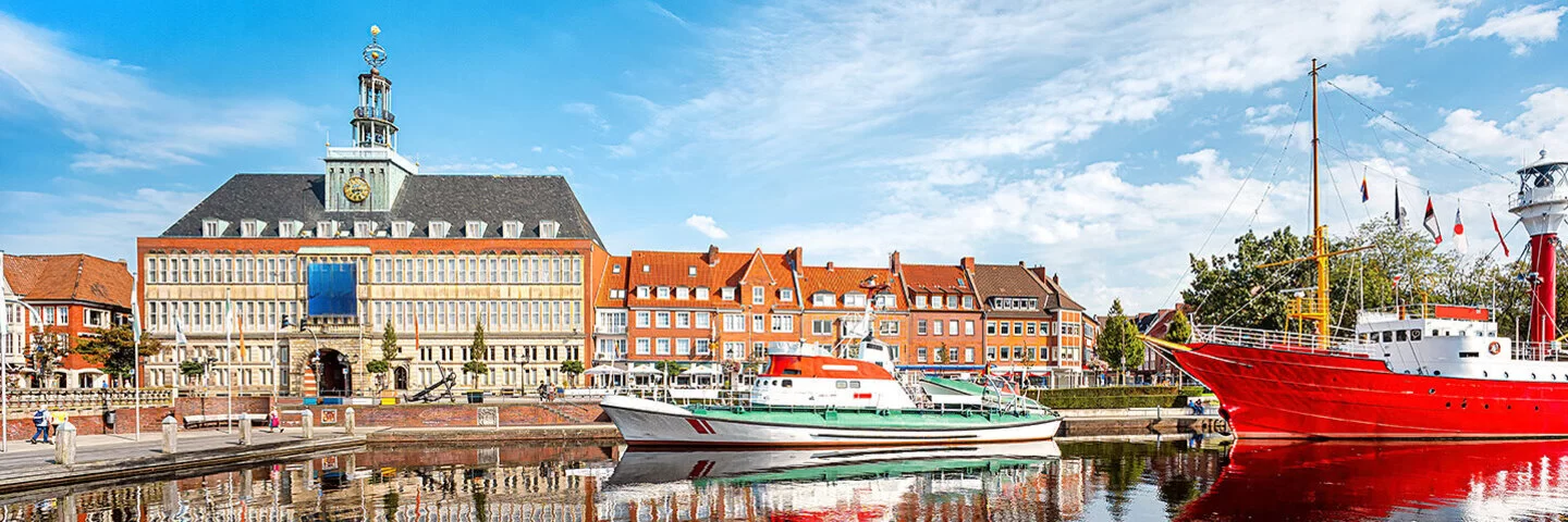 Hafen der Stadt Emden mit historischem Feuer- und Segelschiff