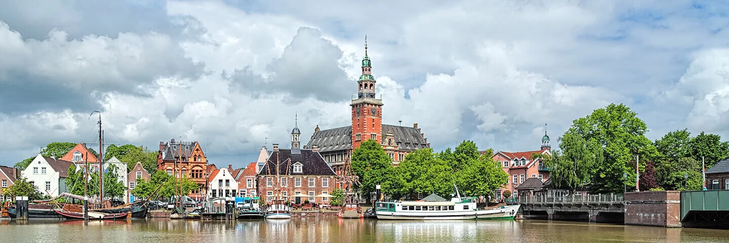 Ansicht von dem Fluss Leda mit Blick auf das Rathaus in Leer.