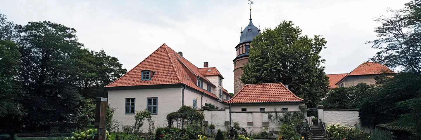 Diepholzer Schloss mit Turm und Rosengarten