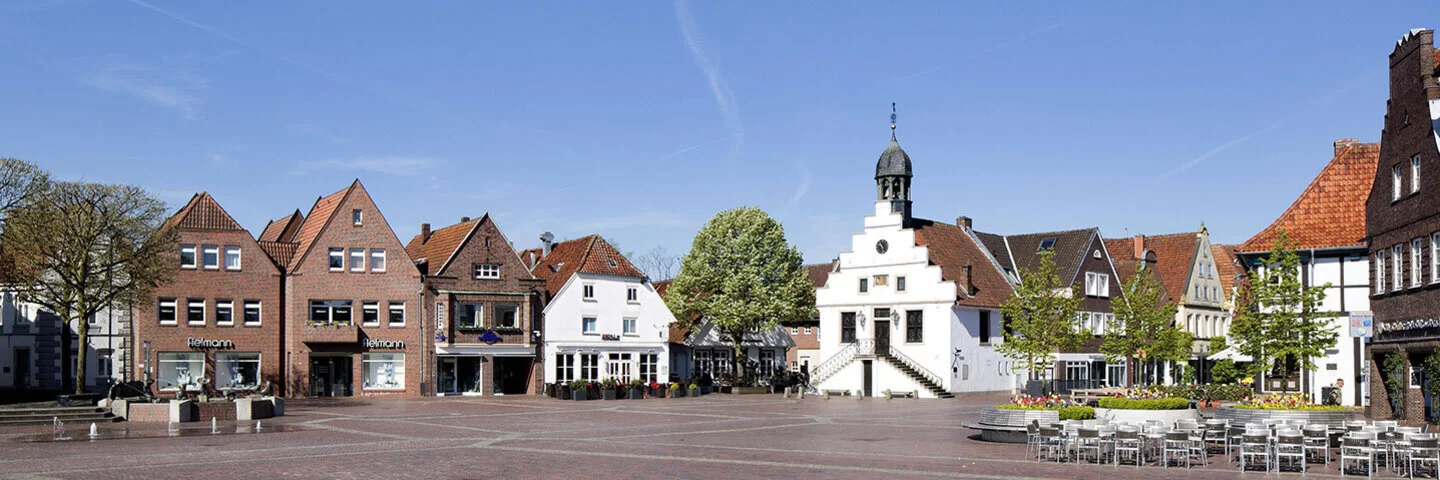 Historische Bürgerhäuser und Rathaus am Markt in Lingen, Niedersachsen