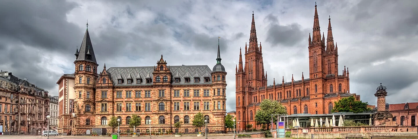 Rathaus und Marktkirche der Stadt Wiesbaden.