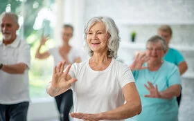 Eine Gruppe älterer Menschen praktiziert Tai Chi.