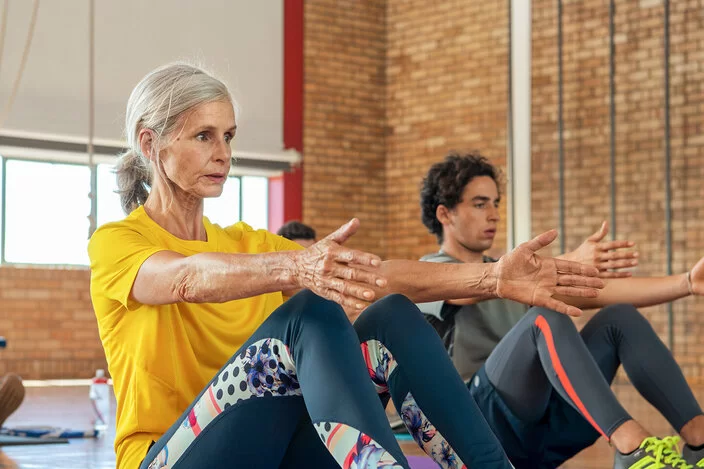 Eine Frau und ein Mann machen Gymnastikübungen.