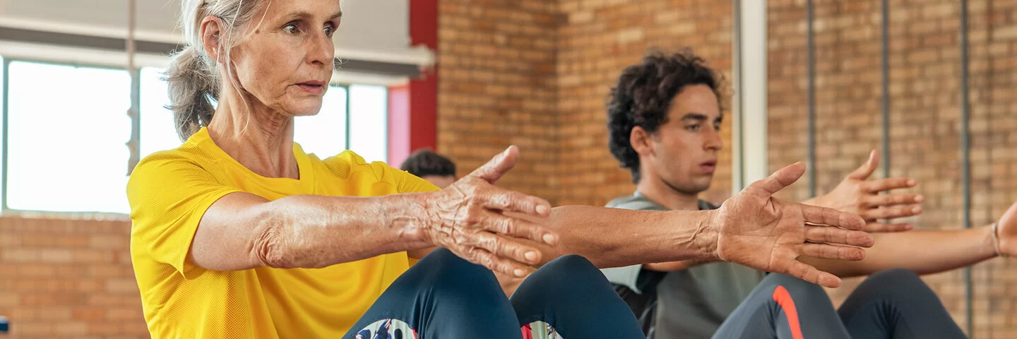 Eine Frau und ein Mann machen Gymnastikübungen.