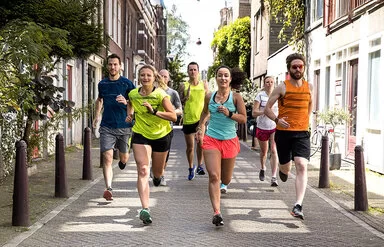 Läufer beim Mannschaftstraining in der Stadt