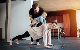 Junge Familie zuhause beim Sport. 