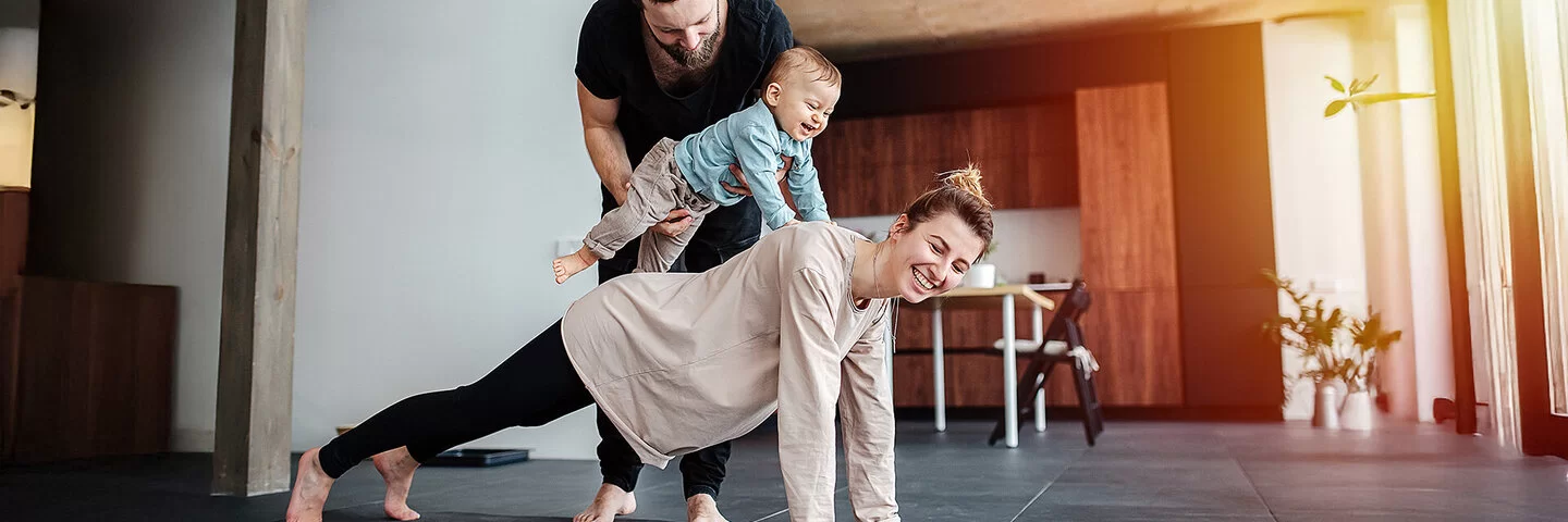 Junge Familie zuhause beim Sport. 