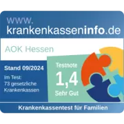 Zu sehen ist das blaue Siegel von krankenkasseninfo.de, mit einer Illustration rechts im Bild von vier farbigen Personen, die wie ein Puzzle kreisförmig ineinander übergehen. Es ist auch der Text Testnote 1,4 – Sehr gut zu erkennen.