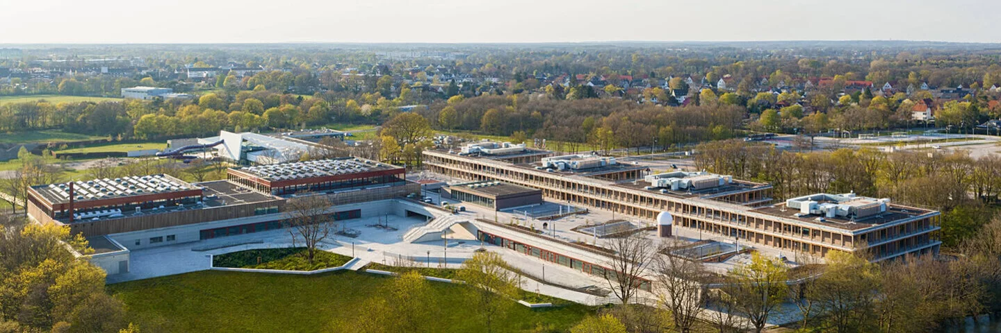 Luftbild vom Gymnasium der Stadt Langenhagen mit Blick auf die Stadt Langenhagen in Niedersachsen