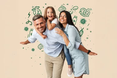 Eine Familie, bestehend aus Mutter, Vater und Tochter, guckt lächelnd in die Kamera und steht vor einem beigen Hintergrund mit handgezeichneten grünen Illustrationen. Die Tochter sitzt auf dem Rücken des Vaters, während die Mutter sie von hinten umarmt.