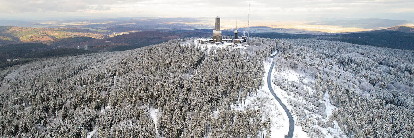 Blick auf den schneebedeckten Feldberg im Taunusgebirge.