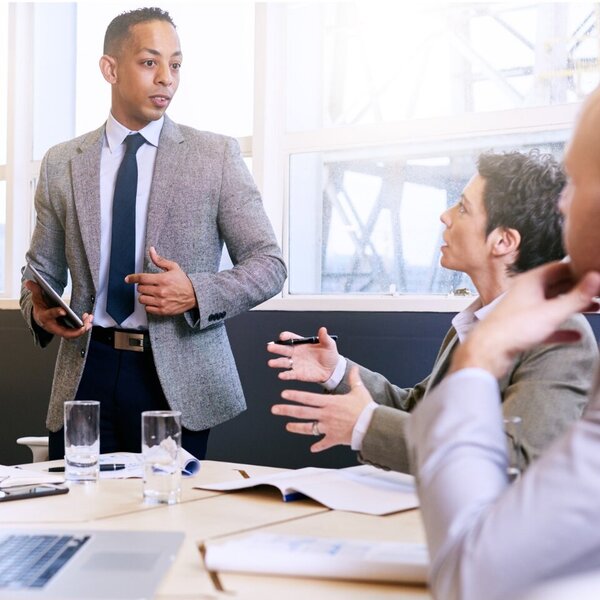 Mehrere Personen haben ein Meeting im Büro.