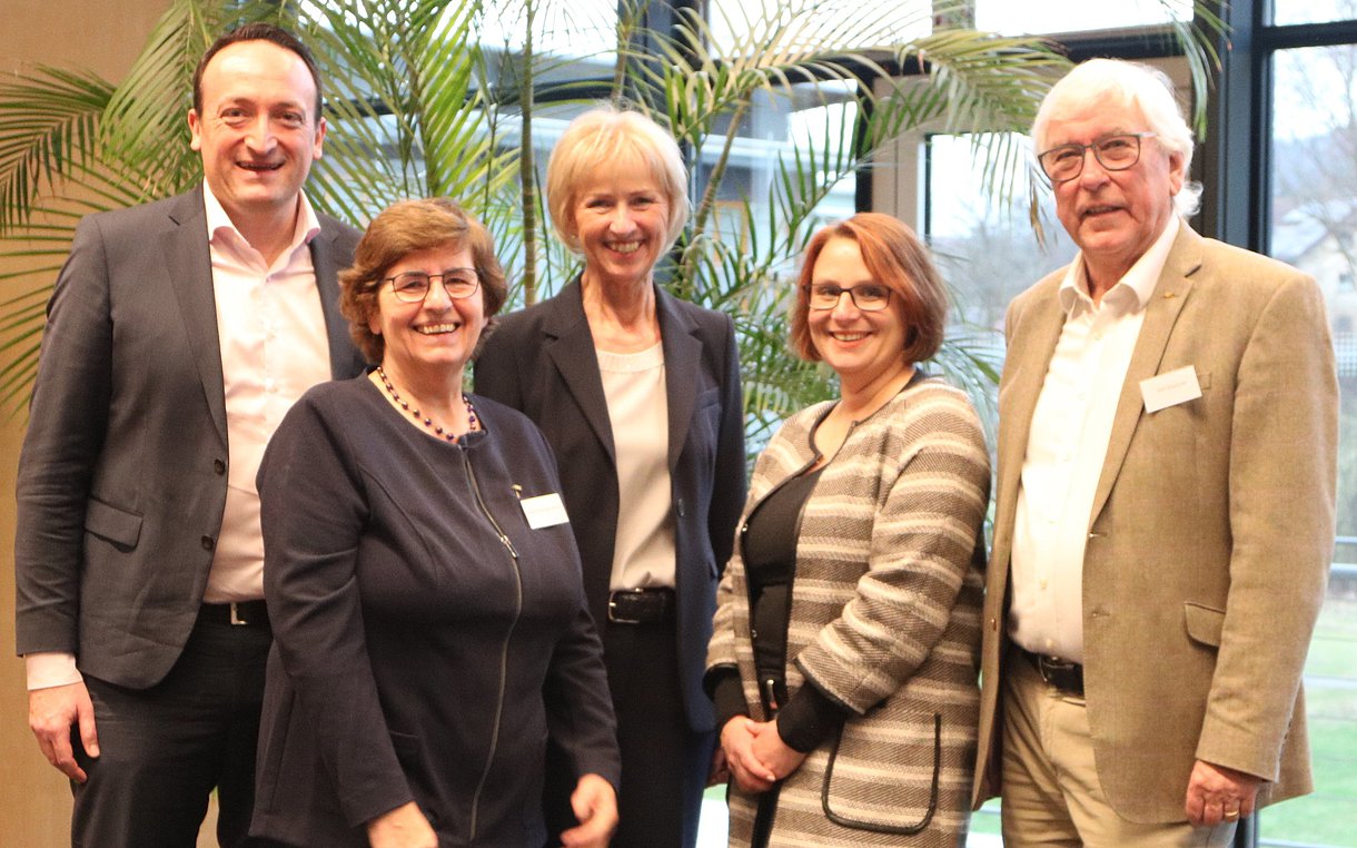 Gruppenbild alte und neue Vorsitzende des Bezirksrats der AOK Heilbronn-Franken mit Michaela Lierheimer