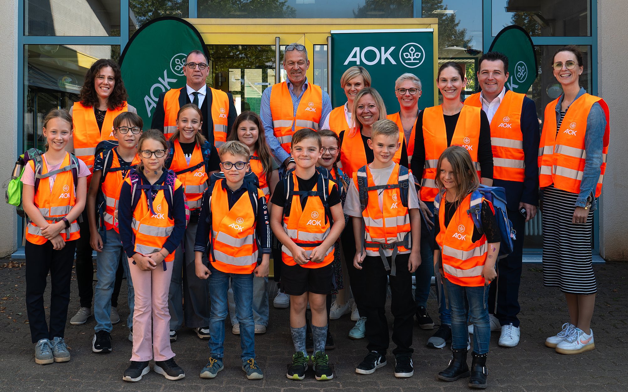 Gruppenfoto Grundschüler mit Warnwesten