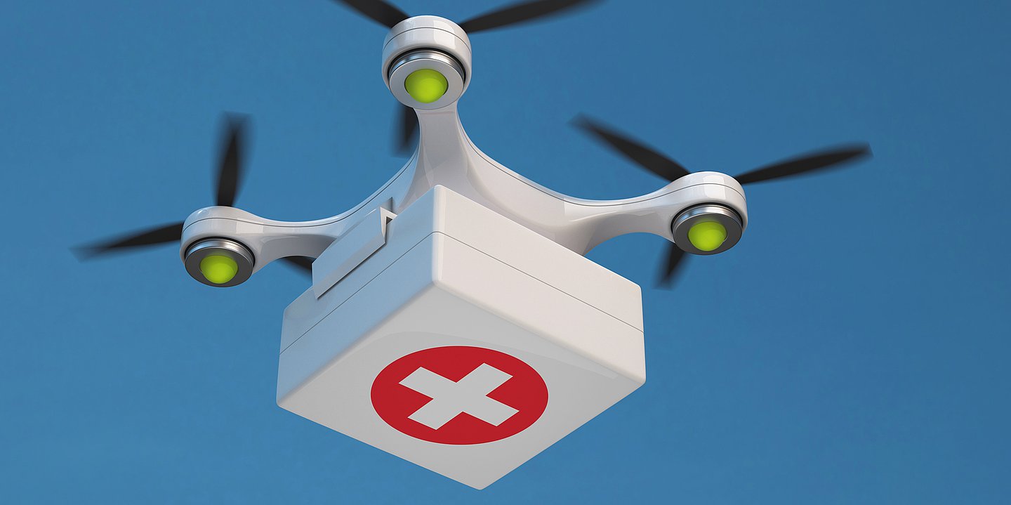 Eine Drohne für den medizinischen Einsatz fliegt am blauen Himmel.
