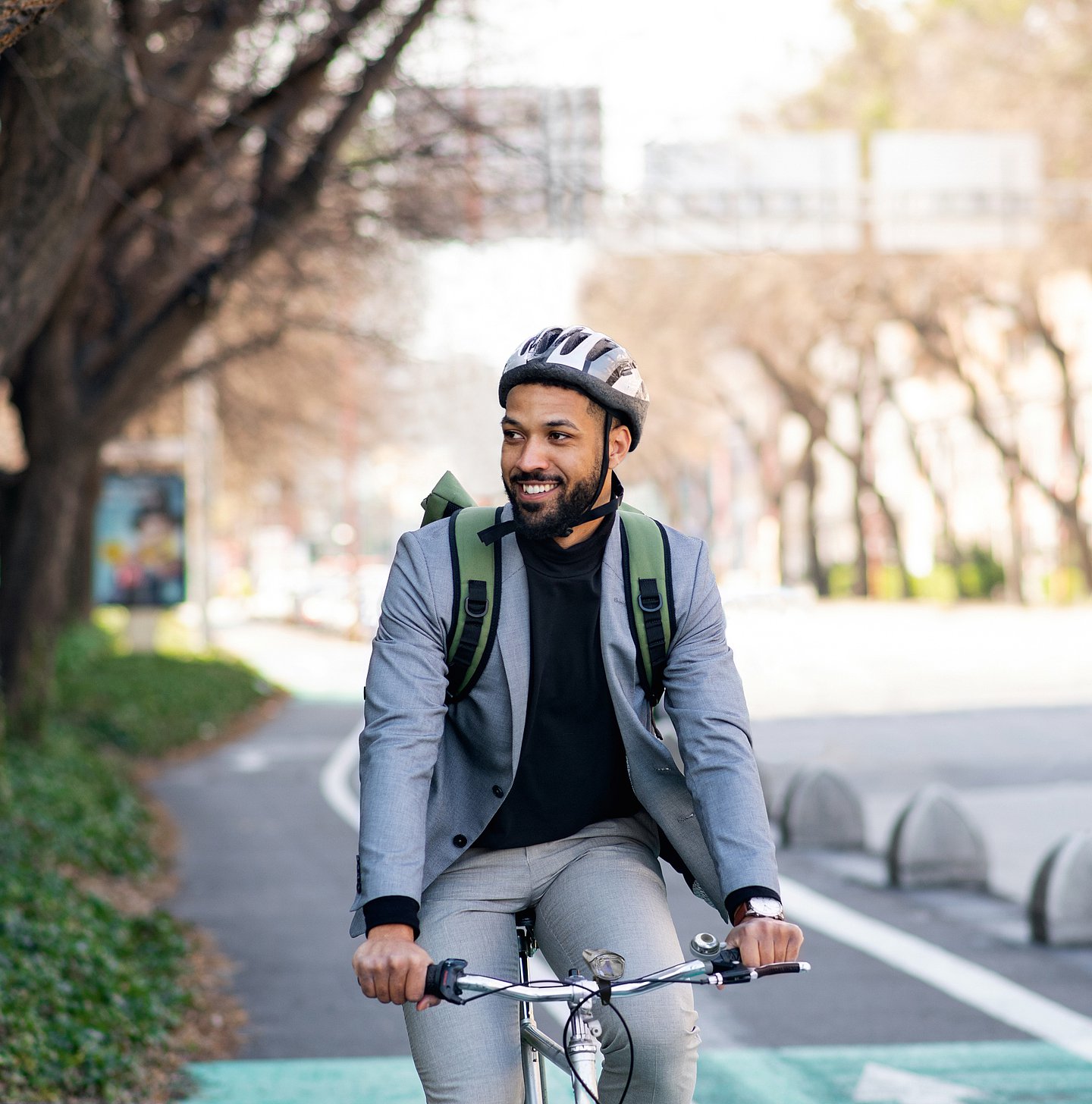 Ein Mann fährt auf einem Fahrrad.