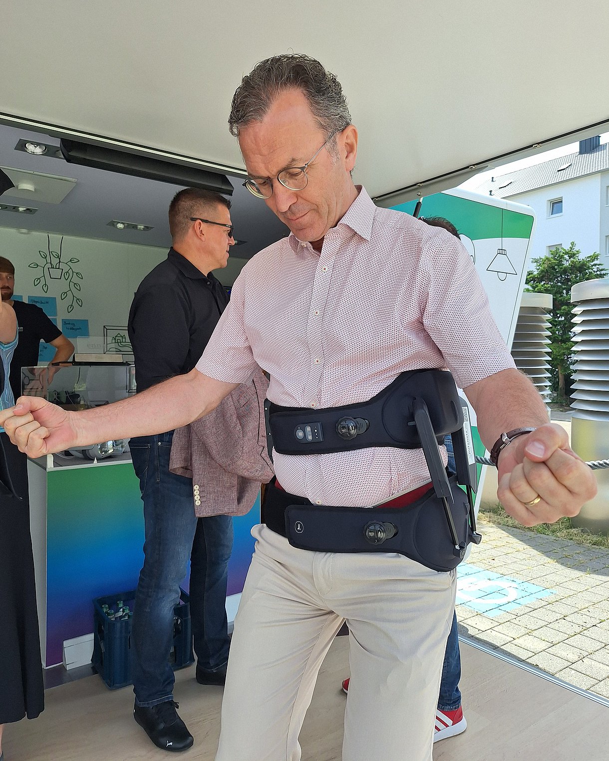 Bernhard Ibach in einem Exoskelett