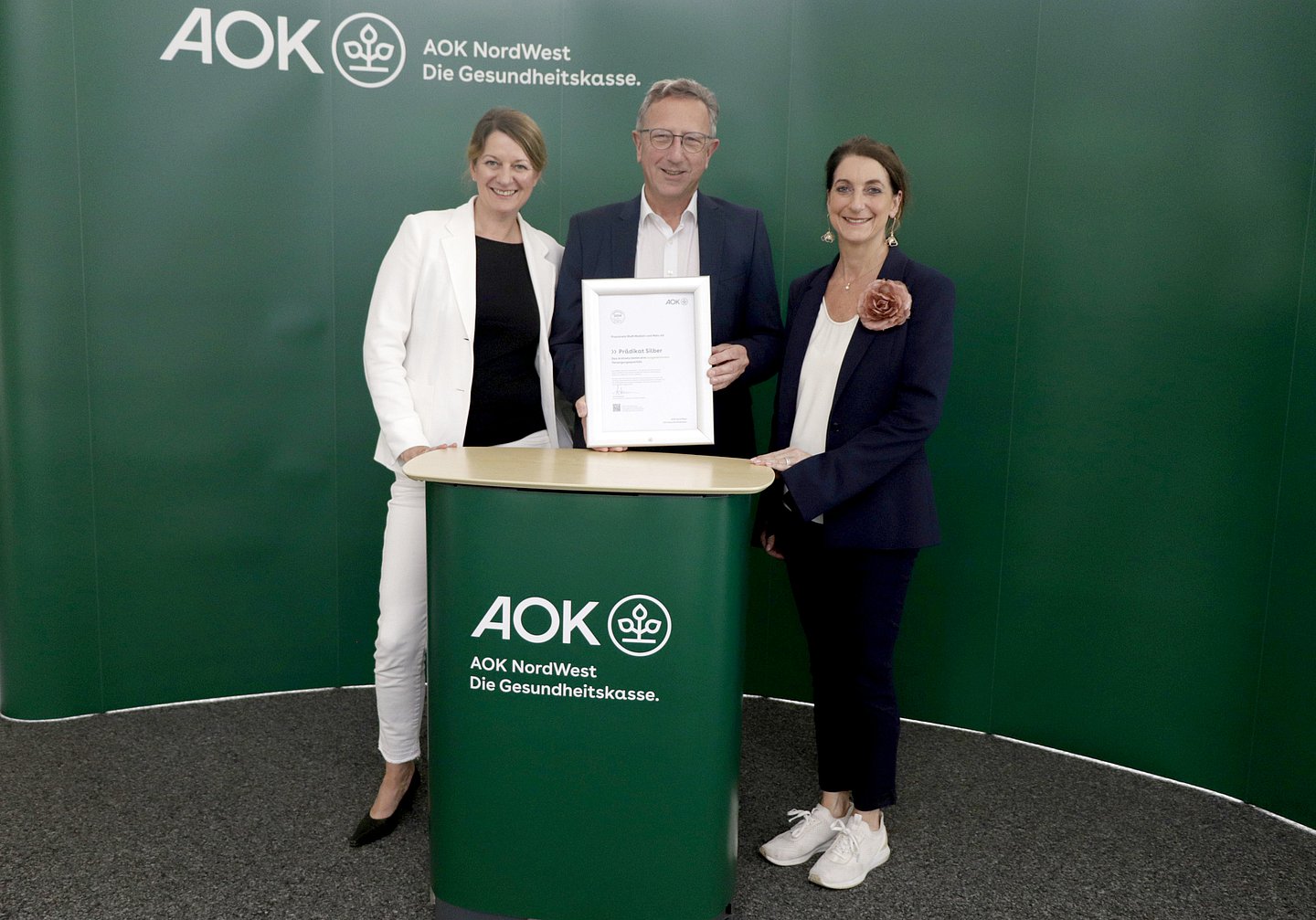 Foto zeigt die Vertreter der Ärztenetze aus Westfalen-Lippe, die von AOK-Landesdirektorin Iris Kröner mit dem QuATRo-Qualitätssiegel geehrt werden.