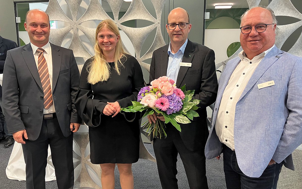 Gruppenfoto zur Einweihung des AOK-Kunden-Centers in Trossingen